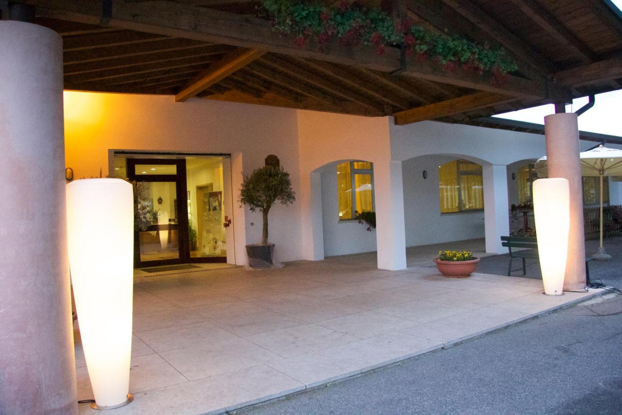 Hotel Stella Alpina Spiazzi Di Caprino 外观 照片